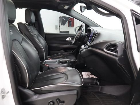 Used 2019 Chrysler Pacifica Limited w/ Advanced Safetytec Group FWD image 25