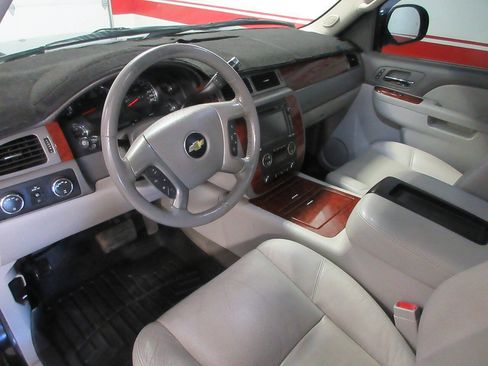 Used 2013 Chevrolet Tahoe LTZ AWD/4WD image 17
