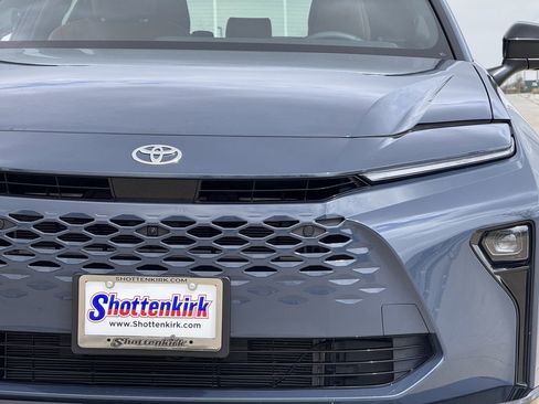 Used 2025 Toyota Crown Signia w/ Advanced Technology Package image 8