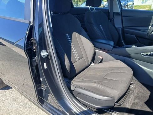 Used 2022 Hyundai Elantra SEL image 18