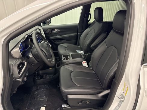 New 2026 Chrysler Pacifica Select image 15