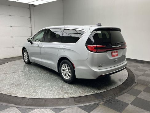 Used 2024 Chrysler Pacifica Touring-L FWD image 2