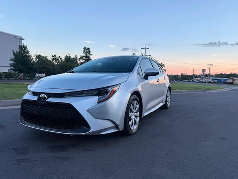 Used 2020 Toyota Corolla LE FWD image 1
