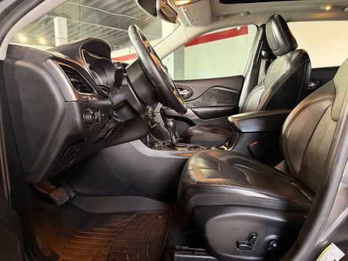 Used 2019 Jeep Cherokee Limited image 10