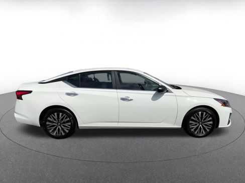 Used 2025 Nissan Altima 2.5 SV FWD image 16