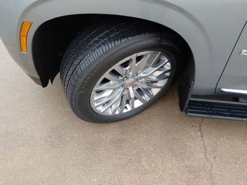 Used 2025 GMC Yukon XL Denali w/ Denali Reserve Package image 39