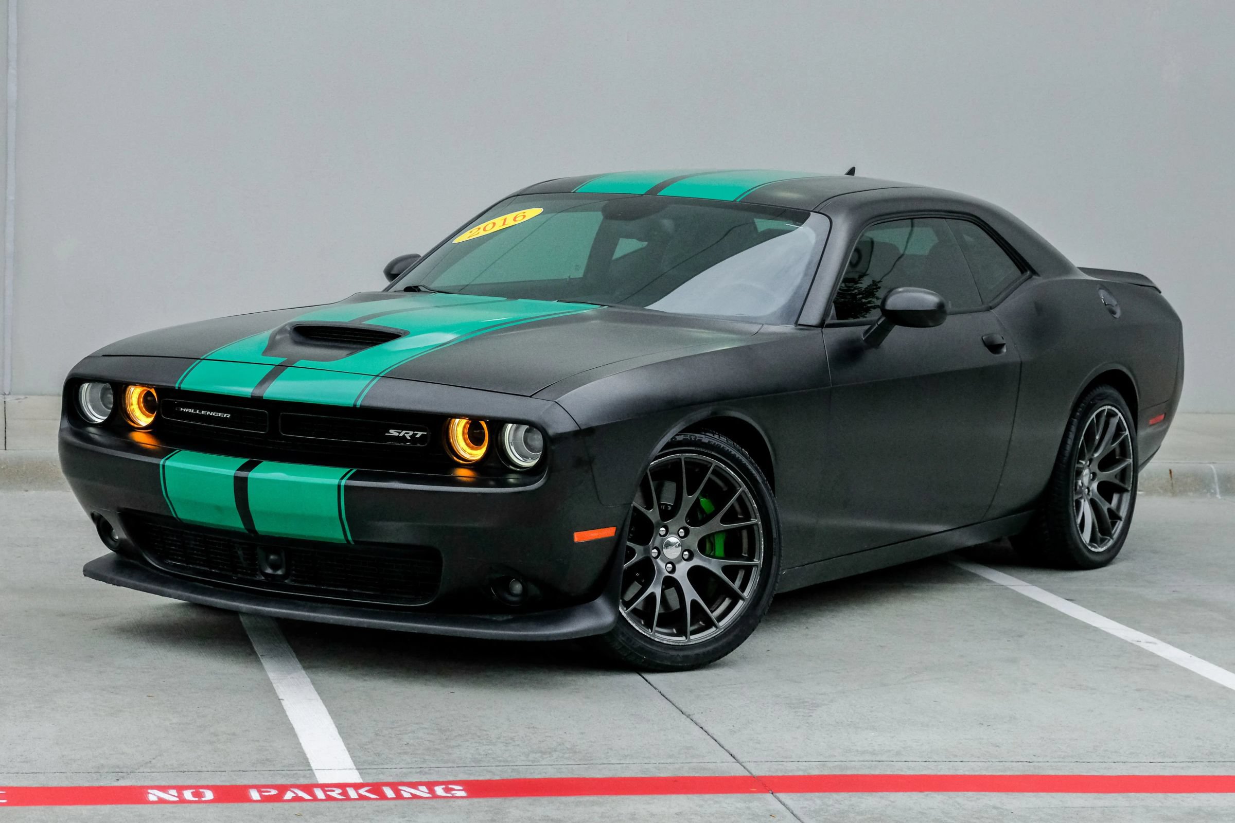 Used 2016 Dodge Challenger SRT w/ Technology Group RWD image 5