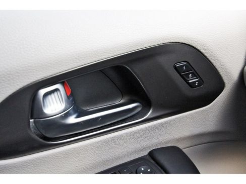 Used 2023 Chrysler Pacifica Touring-L FWD image 21