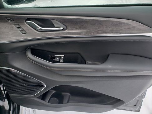 Used 2024 Jeep Grand Cherokee Overland w/ Luxury Tech Group IV image 24