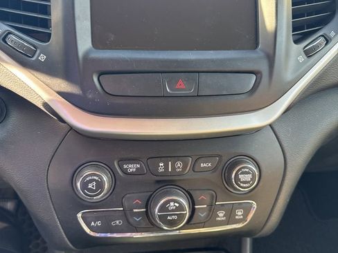 Used 2015 Jeep Cherokee Limited image 11