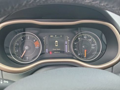 Used 2017 Jeep Cherokee Latitude AWD/4WD image 23