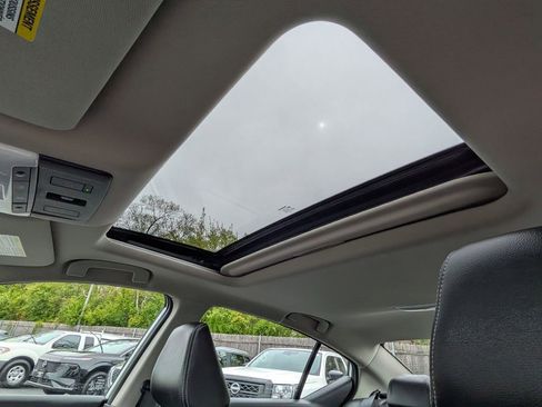 Used 2025 Nissan Altima 2.5 SL FWD image 12