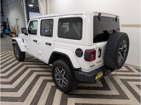 Used 2025 Jeep Wrangler Unlimited Sahara AWD/4WD image 19