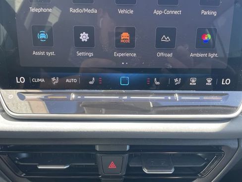Used 2026 Volkswagen Tiguan SE AWD/4WD image 18