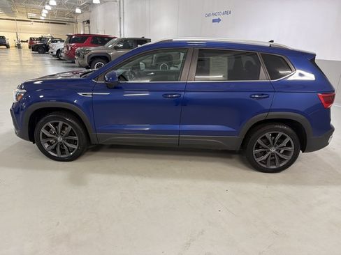 Certified 2023 Volkswagen Taos SE w/ Panoramic Sunroof Package FWD image 5
