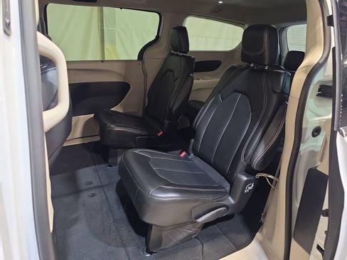 Used 2024 Chrysler Pacifica Touring-L FWD image 23
