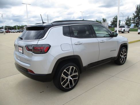 Used 2024 Jeep Compass Limited w/ Elite Group AWD/4WD image 7