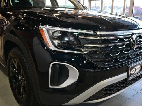 Used 2024 Volkswagen Atlas Peak Edition SE image 10