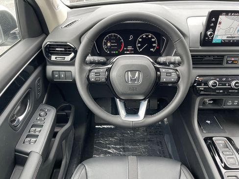 Used 2025 Honda Pilot Touring image 17