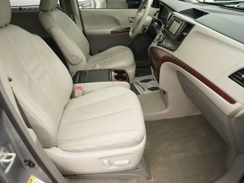 Used 2013 Toyota Sienna XLE w/ Entertainment Pkg FWD image 20