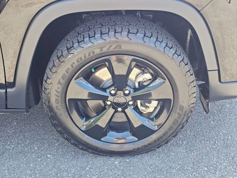 Used 2021 Jeep Cherokee Latitude Plus AWD/4WD image 29