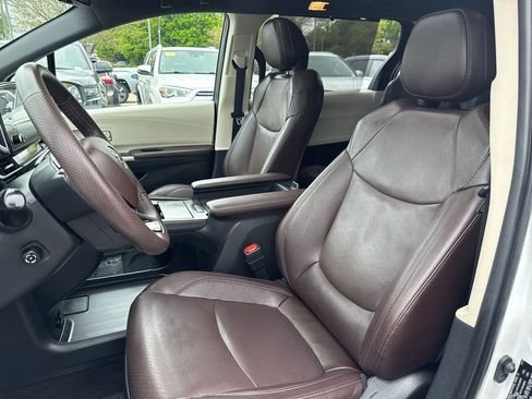 Used 2023 Toyota Sienna Platinum AWD/4WD image 24
