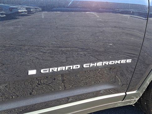 Used 2024 Jeep Grand Cherokee Limited image 16