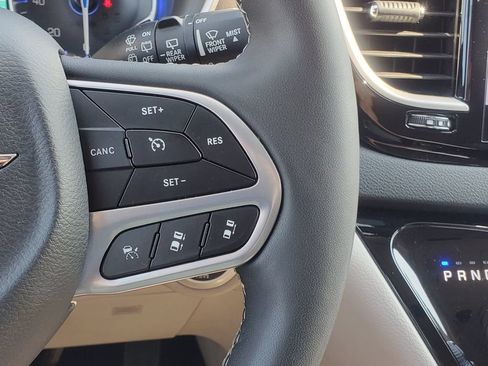 Used 2024 Chrysler Pacifica Touring-L FWD image 15