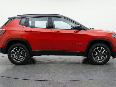 Used 2025 Jeep Compass Trailhawk AWD/4WD image 11