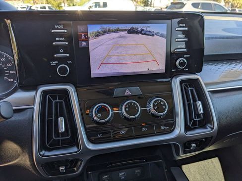Certified 2022 Kia Sorento LX image 24