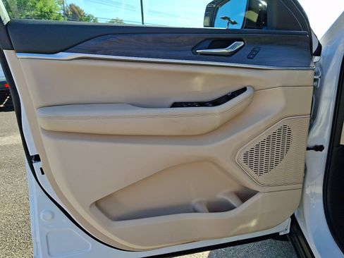 Used 2025 Jeep Grand Cherokee Limited w/ Luxury Tech Group II AWD/4WD image 14