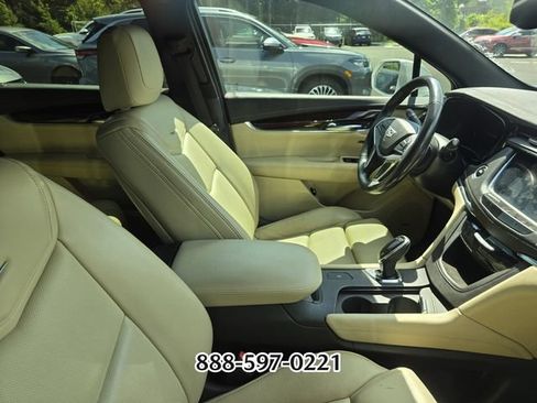 Used 2017 Cadillac XT5 Luxury w/ Driver Awareness Package FWD image 9