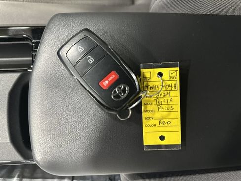 Used 2024 Toyota Prius LE AWD/4WD image 33