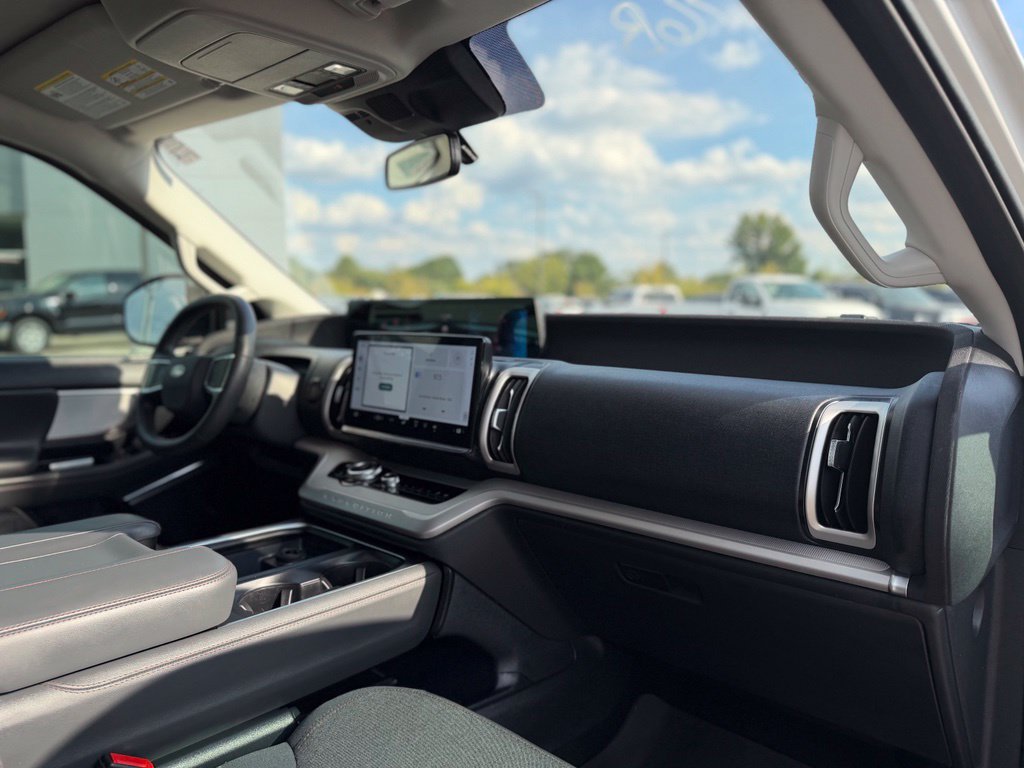 Used 2025 Ford Expedition Active RWD image 9