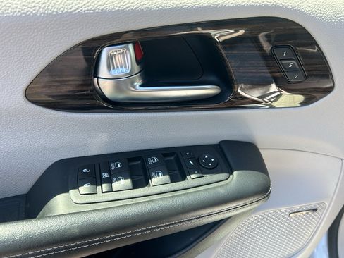 Used 2023 Chrysler Pacifica Limited w/ Uconnect Theater Family Group FWD image 16