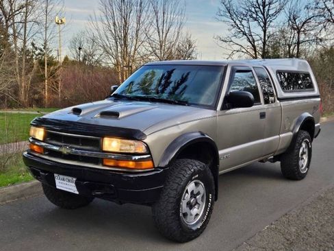 Used 2000 Chevrolet S10 Pickup 4x4 Extended Cab w/ Preferred Equipment Group image 11