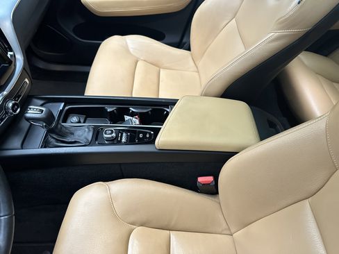 Used 2018 Volvo XC60 T5 Momentum w/ Convenience Package image 42