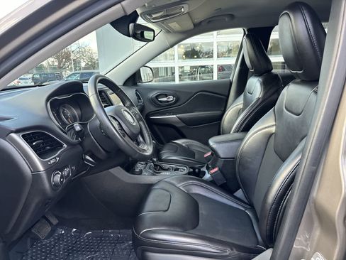 Used 2019 Jeep Cherokee Latitude Plus w/ Comfort/Convenience Group image 7