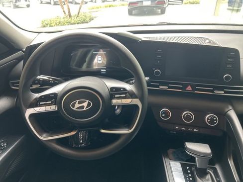 Certified 2025 Hyundai Elantra SE image 17