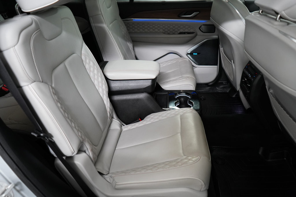 Used 2021 Jeep Grand Cherokee L Summit w/ Luxury Tech Group V AWD/4WD image 22