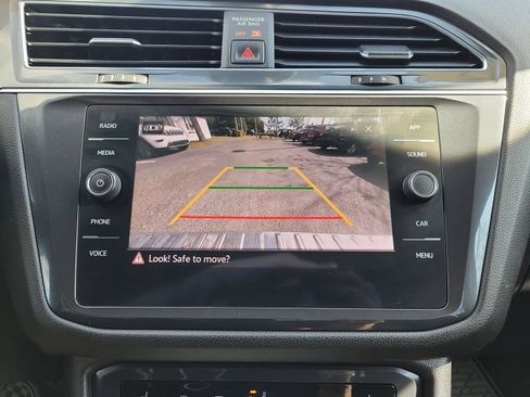 Used 2022 Volkswagen Tiguan SE AWD/4WD image 33