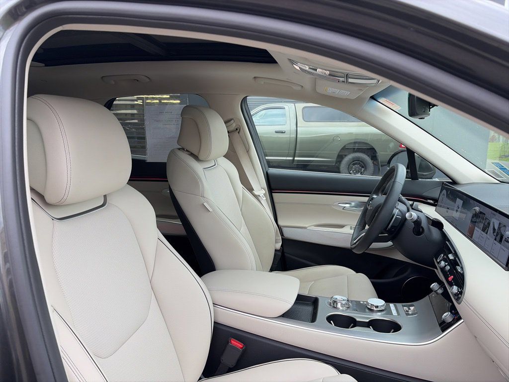 Certified 2026 Genesis GV70 2.5T Advanced AWD/4WD image 9