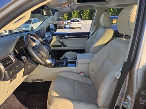 Used 2023 Lexus GX 460 Luxury w/ Accessory Package AWD/4WD image 15