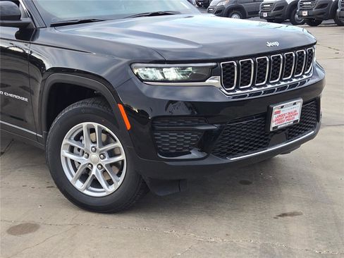 New 2025 Jeep Grand Cherokee Laredo w/ Luxury Tech Group I image 2