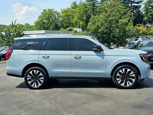 Used 2025 Ford Expedition Platinum w/ Driver's Package AWD/4WD image 8
