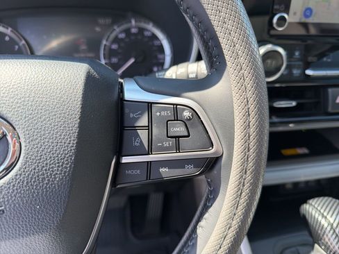 Used 2023 Toyota Highlander XLE image 18