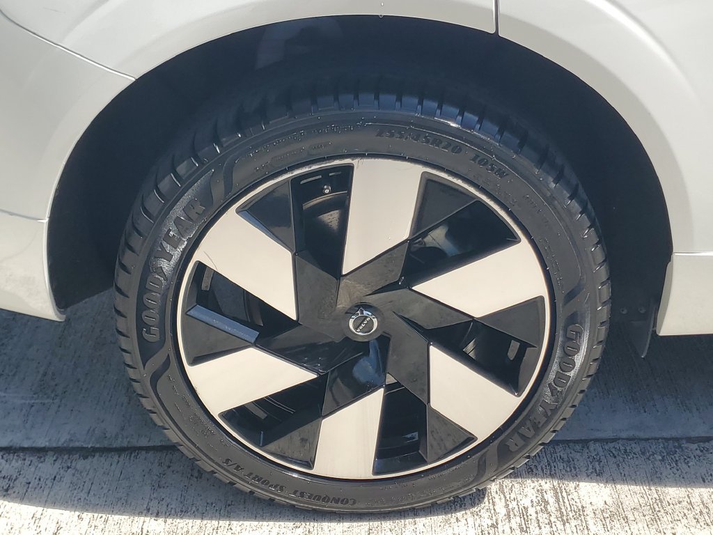 Certified 2024 Volvo XC60 T8 Plus w/ Protection Package Premier AWD/4WD image 7