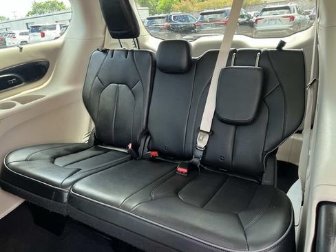 Used 2020 Chrysler Pacifica Limited FWD image 15