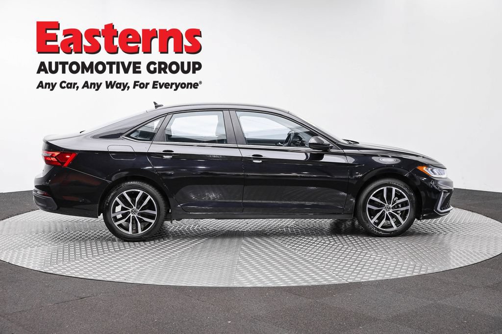 Used 2025 Volkswagen Jetta SE FWD image 6