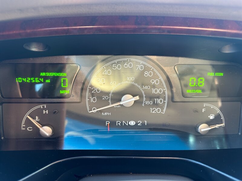 Used 2004 Lincoln Town Car Ultimate RWD image 21